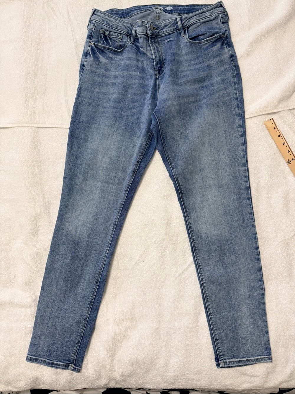 Size 16 long women’s Old Navy super skinny mid-rise jeans